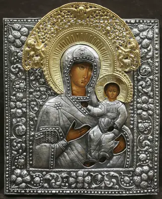 Старинная икона «Богоматерь Смоленская» в пышном барочном окладе