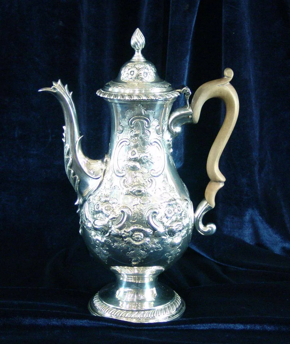 Серебряный кофейник, декорированный в стиле историзм. 1850 год