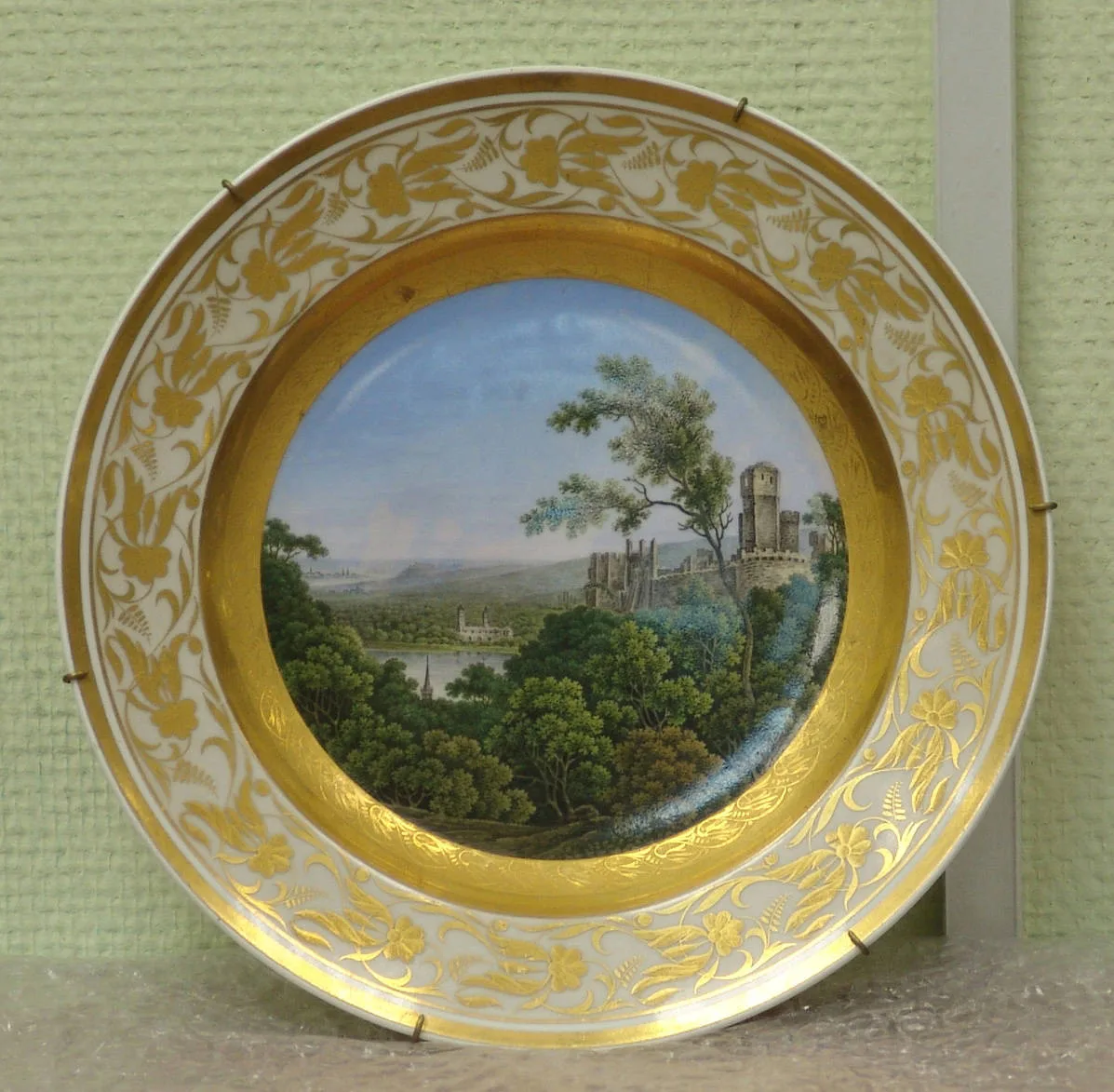Тарелка декоративная «Замок на реке Рейн». 1840-1850-ые годы.