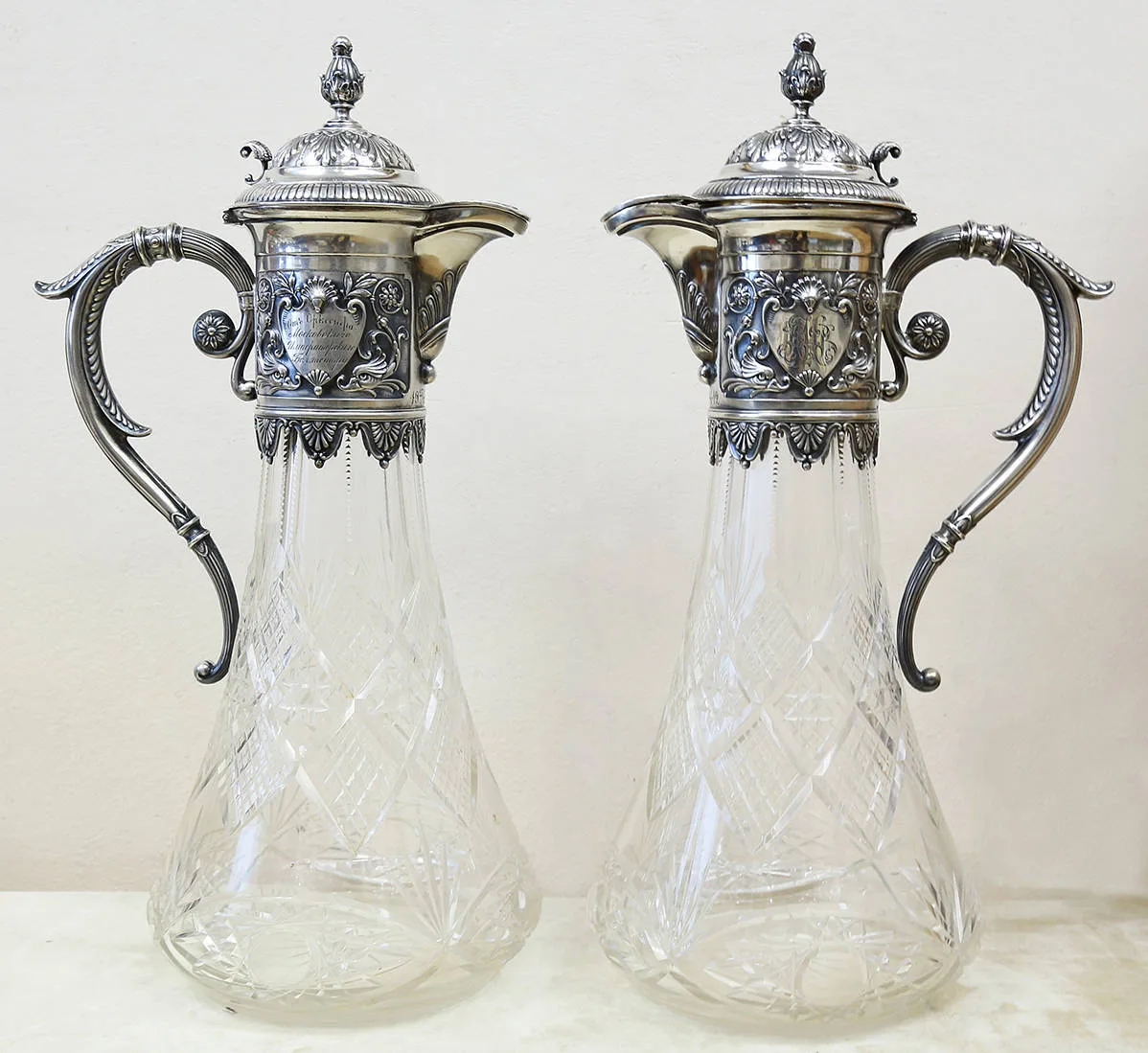 Парные кувшины, украшенные пальметтами