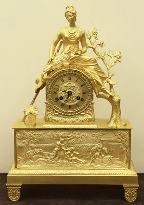 Старинные каминные часы с фигурой пастушки