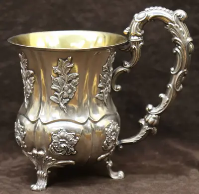 Старинная серебряная кружка с декором в виде листьев