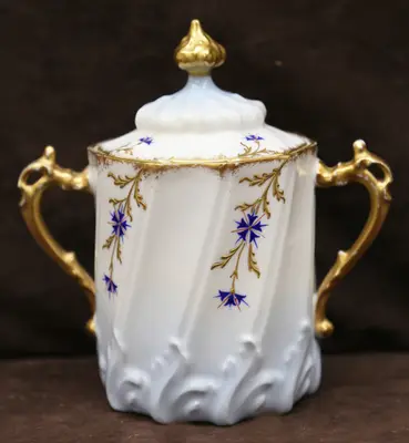Кофейный сервиз с васильками на 1 персону. В 1827 году в Лиможе насчитывалось уже шестнадцать фабрик по производству фарфора. Период Реставрации (1814—1830 годы) характеризуется открытием большого числа фабрик в коммунах лимузенской равнины. Начиная с 1836 года, когда была отменена пошлина на ввоз леса в города, в том числе в Лимож, фабрики, до этого строившиеся в пригородах, стали массово переводиться в города. Только в 1830-х годах в Лиможе было открыто 8 новых фарфоровых заводов. А к середине XIX века, благодаря деятельности американца Хевиленда, фабрик было уже свыше 30.